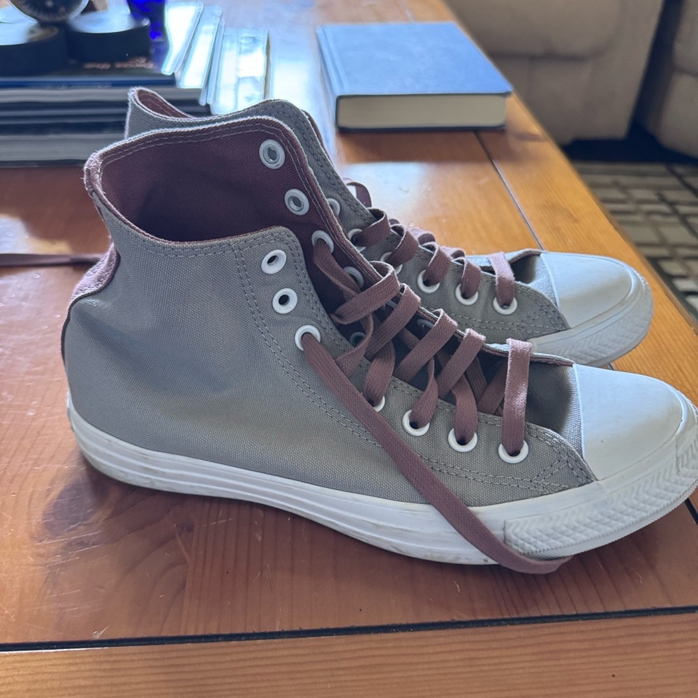Unworn Custom Converse Grey and Red Size 7/9